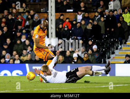 Des Wolverhampton Wanderers Benik Afobe a son tir bloqué par Fulham's Tim Ream pendant le match de championnat à Craven Cottage, à Londres. Banque D'Images