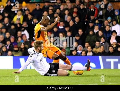 Des Wolverhampton Wanderers Benik Afobe a son tir bloqué par Fulham's Tim Ream pendant le match de championnat à Craven Cottage, à Londres. Banque D'Images