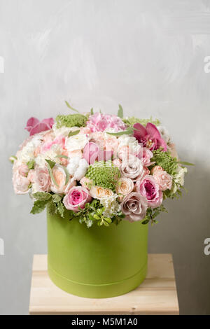 Bouquets de fleurs mélange de luxe dans le chapeau. Banque D'Images