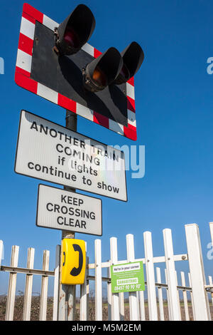 Feux de passage à niveau et signe pour les Samaritains la charité à côté d'un téléphone d'urgence callbox. Berkshire, England, GB, UK Banque D'Images