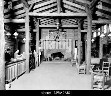 Bright Angel Lodge Intérieur c . Vue depuis l'entrée AVANT LA DERNIÈRE ENTRÉE/24 (L) ET AU NORD À TRAVERS LE HALL DE LA CHEMINÉE, Bright Angel Lodge. Vers 1936. SANTA FE RR. Banque D'Images