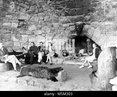 Historique Grand Canyon- ermites reste cheminée . Plusieurs visiteurs se prélasser PRÈS DE LA CHEMINÉE À HERMITS REST. Vue vers l'EST. RIM HERMIT ROAD (W RIM DRIVE) vers 1950. Banque D'Images