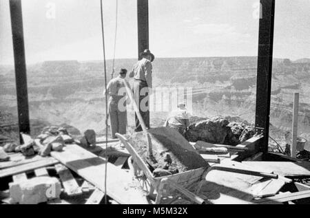 Historique Grand Canyon- Desert View Watchtower Construction c . À l'INTÉRIEUR DE LA TOUR DE GUET PENDANT LA CONSTRUCTION MONTRANT CADRE. 2 ouvriers - CANYON derrière. Vers 1932. COULTER. Banque D'Images