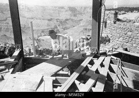 Historique Grand Canyon- Desert View Watchtower Construction c . À l'INTÉRIEUR DE LA TOUR DE GUET PENDANT LA CONSTRUCTION MONTRANT CADRE. KIVA derrière. Vers 1932. COULTER. Banque D'Images