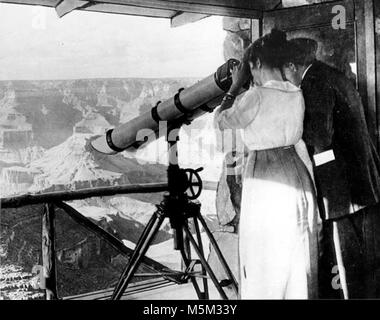 Historique Grand Canyon Lookout Studio intérieur c . LOOKOUT STUDIO. Dans le télescope 'tour' (CANYON image collée dans la fenêtre de visualisation) COUPLE CANYON. GRCA 50633 vers 1915. FRED HARVEY CO Banque D'Images