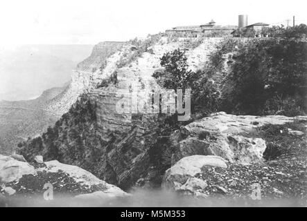 Grand Canyon El Tovar historique de Lookout Studio Site . EL TOVAR HOTEL, dortoir de l'employé et de l'eau RÉSERVOIR COMME VU DE RIM PRÈS DE BRIGHT ANGEL CAMP ET AVENIR LOOKOUT STUDIO SITE. Vers 1906. FRED HARVEY CO. Banque D'Images