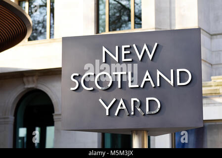 Signe de rotation à l'extérieur de New Scotland Yard, la police, Londres, Royaume-Uni. Inscrivez-renouvelable. Établissement emblématique Banque D'Images