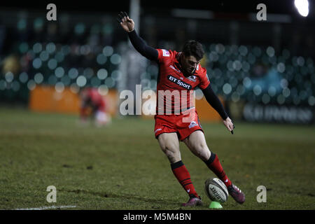 Ebbw Vale, Wales, 23 févr. 2014. Sam Hidalgo-Clyne d'Édimbourg rugby kicks une conversion. Match de rugby Pro Guinness14, Dragons v Edinburgh Rugby à Eugene Cross Park à Ebbw Vale, dans le sud du Pays de Galles le vendredi 23 février 2018.pic par Andrew Verger/Alamy Live News Banque D'Images