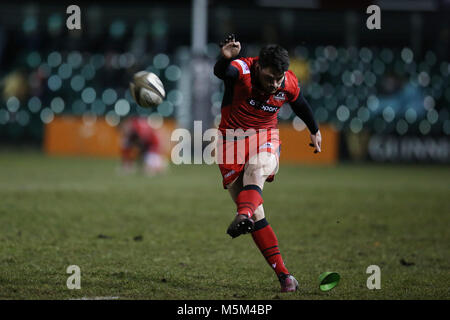 Ebbw Vale, Wales, 23 févr. 2014. Sam Hidalgo-Clyne d'Édimbourg rugby kicks une conversion. Match de rugby Pro Guinness14, Dragons v Edinburgh Rugby à Eugene Cross Park à Ebbw Vale, dans le sud du Pays de Galles le vendredi 23 février 2018.pic par Andrew Verger/Alamy Live News Banque D'Images