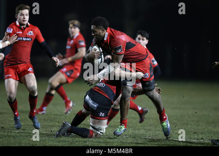 Ebbw Vale, Wales, 23 févr. 2014. Bill Mata d'Édimbourg rugby est abordé. Match de rugby Pro Guinness14, Dragons v Edinburgh Rugby à Eugene Cross Park à Ebbw Vale, dans le sud du Pays de Galles le vendredi 23 février 2018.pic par Andrew Verger/Alamy Live News Banque D'Images