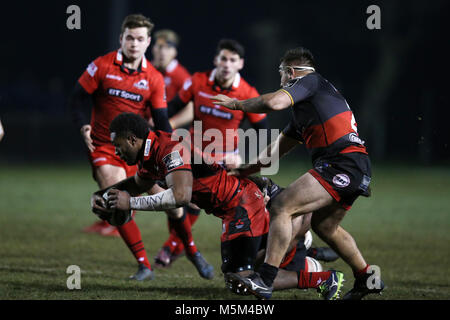 Ebbw Vale, Wales, 23 févr. 2014. Bill Mata d'Édimbourg rugby est abordé. Match de rugby Pro Guinness14, Dragons v Edinburgh Rugby à Eugene Cross Park à Ebbw Vale, dans le sud du Pays de Galles le vendredi 23 février 2018.pic par Andrew Verger/Alamy Live News Banque D'Images