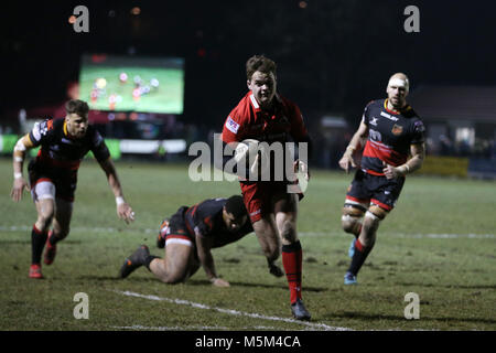 Ebbw Vale, Wales, 23 févr. 2014. Chris Dean of Edinburgh rugby s'exécute dans de marquer ses équipes 2e essai. Match de rugby Pro Guinness14, Dragons v Edinburgh Rugby à Eugene Cross Park à Ebbw Vale, dans le sud du Pays de Galles le vendredi 23 février 2018.pic par Andrew Verger/Alamy Live News Banque D'Images