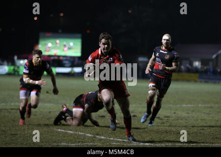 Ebbw Vale, Wales, 23 févr. 2014. Chris Dean of Edinburgh rugby s'exécute dans de marquer ses équipes 2e essai. Match de rugby Pro Guinness14, Dragons v Edinburgh Rugby à Eugene Cross Park à Ebbw Vale, dans le sud du Pays de Galles le vendredi 23 février 2018.pic par Andrew Verger/Alamy Live News Banque D'Images