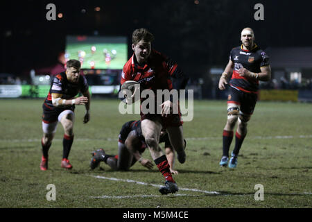 Ebbw Vale, Wales, 23 févr. 2014. Chris Dean of Edinburgh rugby s'exécute dans de marquer ses équipes 2e essai. Match de rugby Pro Guinness14, Dragons v Edinburgh Rugby à Eugene Cross Park à Ebbw Vale, dans le sud du Pays de Galles le vendredi 23 février 2018.pic par Andrew Verger/Alamy Live News Banque D'Images