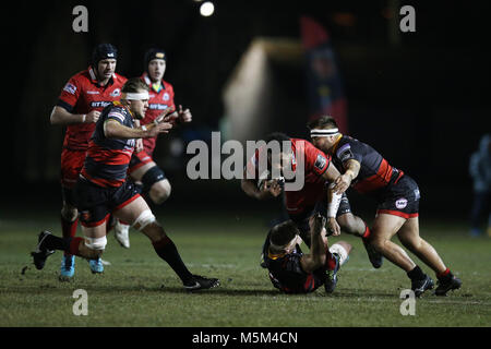 Ebbw Vale, Wales, 23 févr. 2014. Bill Mata d'Édimbourg rugby © est arrêté par Aaron Wainwright et Liam de Belcher les Dragons ®. Match de rugby Pro Guinness14, Dragons v Edinburgh Rugby à Eugene Cross Park à Ebbw Vale, dans le sud du Pays de Galles le vendredi 23 février 2018.pic par Andrew Verger/Alamy Live News Banque D'Images