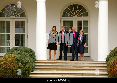 Le Président des Etats-Unis, Donald J. Trump et la première dame Melania Trump bienvenue Le Premier ministre australien, Malcolm Turnbull et son épouse, Lucy, à la Maison Blanche, à Washington, DC, le 23 février 2018. Crédit : Martin H. Simon / CNP - AUCUN FIL SERVICE - Photo : Martin H. Simon/consolidé Nouvelles Photos/Martin H. Simon - CNP Banque D'Images