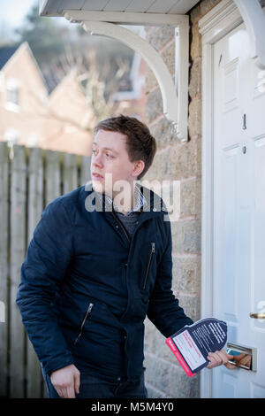 Mansfield, Nottinghamshire, Angleterre, Royaume-Uni. 24e. Février, 2018. Partie de la main-d'événement. Owen Jones, éditorialiste du Guardian et auteur de la ('Chavs" et "l'établissement") porte-à-porte et de tracts à Mansfield au "déloger Ben Bradley" événement à Mansfield, Nottinghamshire. Ben Bradley le controversé député conservateur de Mansfield qui est commentaires récents sur twitter concernant les chômeurs, les travailleurs du secteur public et Jeremy Corbyn, a remporté ce siège de travail de Sir Alan Meale en dernières années Élection générale avec une petite majorité de 1 057. Alan Beastall/Alamy Live News Banque D'Images