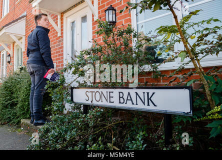 Mansfield, Nottinghamshire, Angleterre, Royaume-Uni. 24e. Février, 2018. Partie de la main-d'événement. Owen Jones, éditorialiste du Guardian et auteur de la ('Chavs" et "l'établissement") porte-à-porte et de tracts à Mansfield au "déloger Ben Bradley" événement à Mansfield, Nottinghamshire. Ben Bradley le controversé député conservateur de Mansfield qui est commentaires récents sur twitter concernant les chômeurs, les travailleurs du secteur public et Jeremy Corbyn, a remporté ce siège de travail de Sir Alan Meale en dernières années Élection générale avec une petite majorité de 1 057. Alan Beastall/Alamy Live News Banque D'Images