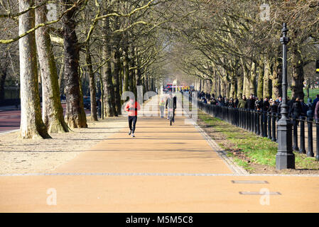 Les coureurs, les cyclistes et les marcheurs, un jour d'hiver sur Constitution Hill et dans Green Park, Londres Banque D'Images