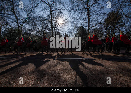 La relève des troupes montées par la garde longeant la colline de la Constitution en hiver avec un soleil bas, Londres, Royaume-Uni. Ombres longues. Automne, vin Banque D'Images
