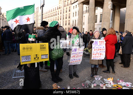 24 février 2018 - Berlin Allemagne réfugiés syriens en protestation contre la guerre à la porte de Brandebourg à Berlin. Credit : Fausto Marci/Alamy Live News Banque D'Images