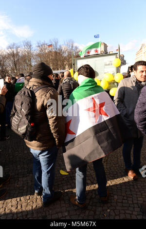 24 février 2018 - Berlin Allemagne réfugiés syriens en protestation contre la guerre à la porte de Brandebourg à Berlin. Credit : Fausto Marci/Alamy Live News Banque D'Images