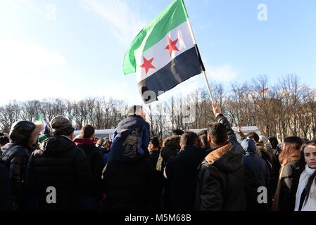 24 février 2018 - Berlin Allemagne réfugiés syriens en protestation contre la guerre à la porte de Brandebourg à Berlin. Credit : Fausto Marci/Alamy Live News Banque D'Images