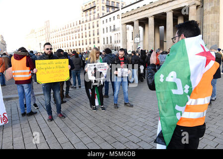 24 février 2018 - Berlin Allemagne réfugiés syriens en protestation contre la guerre à la porte de Brandebourg à Berlin. Credit : Fausto Marci/Alamy Live News Banque D'Images