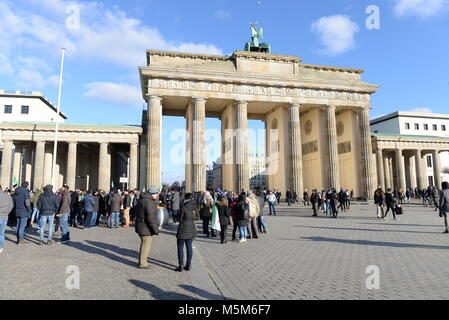 24 février 2018 - Berlin Allemagne réfugiés syriens en protestation contre la guerre à la porte de Brandebourg à Berlin. Credit : Fausto Marci/Alamy Live News Banque D'Images