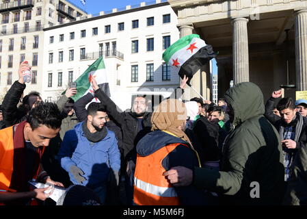 24 février 2018 - Berlin Allemagne réfugiés syriens en protestation contre la guerre à la porte de Brandebourg à Berlin. Credit : Fausto Marci/Alamy Live News Banque D'Images