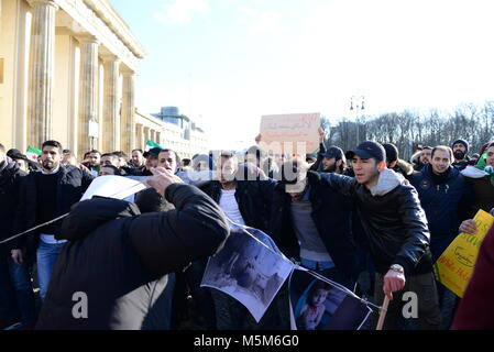 24 février 2018 - Berlin Allemagne réfugiés syriens en protestation contre la guerre à la porte de Brandebourg à Berlin. Credit : Fausto Marci/Alamy Live News Banque D'Images