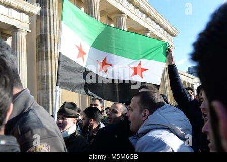 24 février 2018 - Berlin Allemagne réfugiés syriens en protestation contre la guerre à la porte de Brandebourg à Berlin. Credit : Fausto Marci/Alamy Live News Banque D'Images