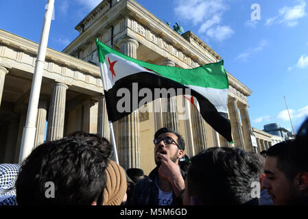 24 février 2018 - Berlin Allemagne réfugiés syriens en protestation contre la guerre à la porte de Brandebourg à Berlin. Credit : Fausto Marci/Alamy Live News Banque D'Images