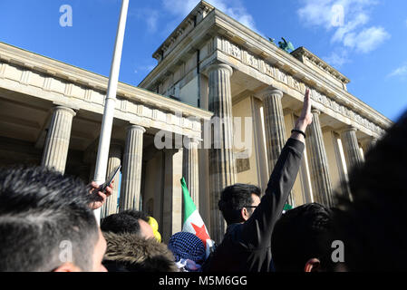 24 février 2018 - Berlin Allemagne réfugiés syriens en protestation contre la guerre à la porte de Brandebourg à Berlin. Credit : Fausto Marci/Alamy Live News Banque D'Images