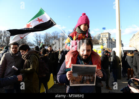 24 février 2018 - Berlin Allemagne réfugiés syriens en protestation contre la guerre à la porte de Brandebourg à Berlin. Credit : Fausto Marci/Alamy Live News Banque D'Images