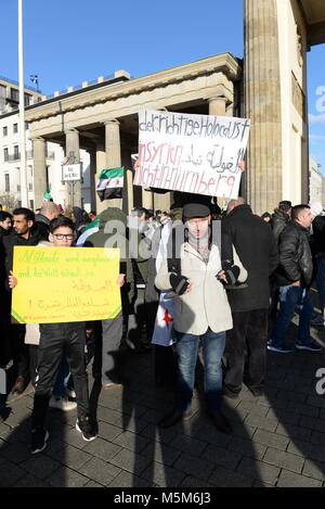 24 février 2018 - Berlin Allemagne réfugiés syriens en protestation contre la guerre à la porte de Brandebourg à Berlin. Credit : Fausto Marci/Alamy Live News Banque D'Images