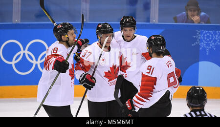 Pyeongchang, Corée du Sud. Feb 24, 2018. Les joueurs du Canada célèbrent après avoir marqué contre la République tchèque lors de la Men's médaille de bronze jeu de hockey sur glace à l'occasion des Jeux Olympiques d'hiver de PyeongChang 2018 à Gangneung Hockey Centre, Gangnueng, Corée du Sud, le 24 février 2018. Le Canada a gagné 6-4 et a coûté la médaille de bronze. Credit : Wang Haofei/Xinhua/Alamy Live News Banque D'Images