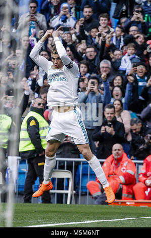 Cristiano Ronaldo (Real Madrid) célèbre son but qui a (1, 0) La Liga match entre Real Madrid vs Deportivo Alaves au Santiago Bernabeu à Madrid, Espagne, le 24 février 2018. Más Información Gtres Crédit : Comuniación sur ligne, S.L./Alamy Live News Banque D'Images