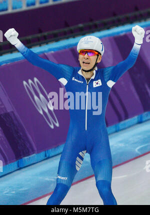 Gangneung, Corée du Sud. Feb 24, 2018. Seung-Hoon Lee, de République de Corée célèbre remportant la médaille d'or dans l'épreuve du patinage de vitesse aux Jeux Olympiques d'hiver de PyeongChang 2018 à Gangneung Oval le samedi 24 février 2018. Crédit : Paul Kitagaki Jr./ZUMA/Alamy Fil Live News Banque D'Images