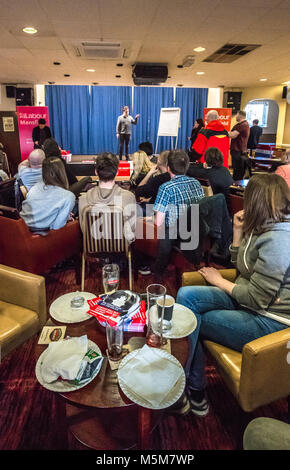 Conseil gaz Club, Mansfield, Nottinghamshire, Angleterre, Royaume-Uni. 24e. Février, 2018. Partie de la main-d'événement. Owen Jones, éditorialiste du Guardian et auteur de la ('Chavs" et "l'établissement") lors de la "déloger Ben Bradley" événement à Mansfield, Nottinghamshire. Ben Bradley le controversé député conservateur de Mansfield qui est commentaires récents sur twitter concernant les chômeurs, les travailleurs du secteur public et Jeremy Corbyn, a remporté ce siège de travail de Sir Alan Meale en dernières années Élection générale avec une petite majorité de 1 057. Alan Beastall/Alamy Live News Banque D'Images