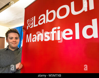 Conseil gaz Club, Mansfield, Nottinghamshire, Angleterre, Royaume-Uni. 24e. Février, 2018. Partie de la main-d'événement. Owen Jones, éditorialiste du Guardian et auteur de la ('Chavs" et "l'établissement") à la "déloger Ben Bradley" événement à Mansfield, Nottinghamshire. Ben Bradley le controversé député conservateur de Mansfield qui est commentaires récents sur twitter concernant les chômeurs, les travailleurs du secteur public et Jeremy Corbyn, a remporté ce siège de travail de Sir Alan Meale en dernières années Élection générale avec une petite majorité de 1 057. Alan Beastall/Alamy Live News Banque D'Images