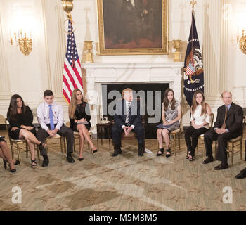 Le président Donald J. Trump, rejoint par le Vice-président Mike Pence, participe à une séance d'écoute avec les élèves du secondaire, les parents et les enseignants pour discuter de la violence par arme à feu dans les écoles, le mercredi 21 février 2018, dans la salle à manger d'État à la Maison Blanche, à Washington, D.C. Les gens : le Président Donald Trump, Vice-président Mike Pence Banque D'Images