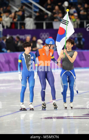 Gangneung, Corée du Sud. Feb 24, 2018. 3e place KOEN VERWEIJ de Pays-bas félicite LEE SEUNG-HOON, droite, de Corée après Lee a remporté le patinage de vitesse : Men's final au départ de masse au cours de l'Ovale de Gangneung Pyeongchang 2018 Jeux Olympiques d'hiver. À gauche est JAEWON CHUNG de Corée, qui a terminé 8e. Crédit : Scott Mc Kiernan/ZUMA/Alamy Fil Live News Banque D'Images