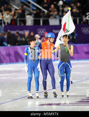 Gangneung, Corée du Sud. Feb 24, 2018. 3e place KOEN VERWEIJ de Pays-bas félicite LEE SEUNG-HOON, droite, de Corée après Lee a remporté le patinage de vitesse : Men's final au départ de masse au cours de l'Ovale de Gangneung Pyeongchang 2018 Jeux Olympiques d'hiver. À gauche est JAEWON CHUNG de Corée, qui a terminé 8e. Crédit : Scott Mc Kiernan/ZUMA/Alamy Fil Live News Banque D'Images