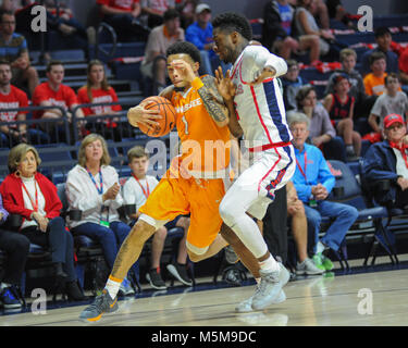 Février 24, 2018 ; Oxford, MS, USA ; New York guard, Lamonte Turner (1), des lecteurs à l'hoop contre l' Ole Miss la défense. Les bénévoles montrent l' Ole Miss Rebels, 41-26, au pavillon de l'école' Mademoiselle Kevin Lanlgey/CSM Banque D'Images