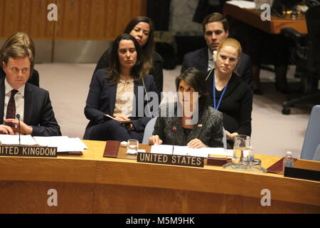 Nations Unies, New York, USA. Feb 24, 2018. Nikki Haley, l'Ambassadeur des Etats-Unis, parle du Conseil de sécurité des Nations Unies en Syrie après l'adoption d'une résolution de cessez-le-feu 15-0. Photo : Matthew Russell Lee / Inner City Press Banque D'Images