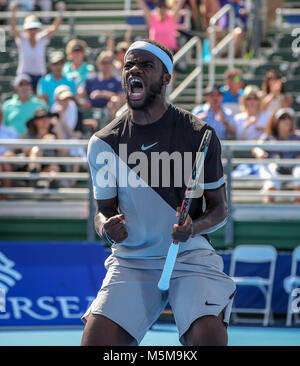 Delray Beach, Florida, USA. Feb 24, 2018. Tiafoe Frances, de l'United States, célèbre sa victoire contre explosivement Ho Chung, de Corée, d'un retard de l'pluie de match quart l'Open ATP de Delray Beach 2018 Tournoi de tennis professionnel, joué au stade de Delray Beach & Tennis Center à Delray Beach, Florida, USA. Mario Houben/CSM/Alamy Live News Banque D'Images