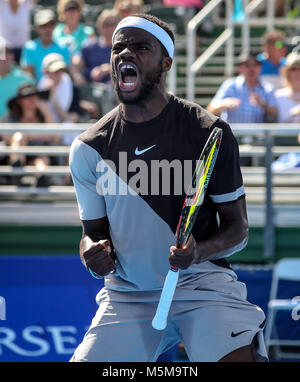 24 février 2018 : Frances Tiafoe, des États-Unis, d'une façon explosive célèbre sa victoire contre Ho Chung, de Corée, d'un retard de l'pluie de match quart l'Open ATP de Delray Beach 2018 Tournoi de tennis professionnel, joué au stade de Delray Beach & Tennis Center à Delray Beach, Florida, USA. Frances Tiafoe a gagné 5-7, 6-4, 6-4. Mario Houben/CSM Banque D'Images