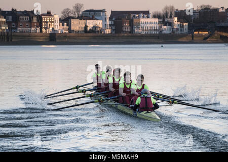 Putney, Londres, Royaume-Uni. 24 février 2018. Boat Race. OUBC contre Oxford Brookes. En tant que préparation à la Cancer Research UK des courses de bateaux, Oxford et Cambridge clubs participent à un certain nombre de matchs contre d'autres clubs, l'aviron même Tideway cours comme utilisé pour la course de bateau. Liste d'équipage :- OUBC (bleu foncé). Vassilis Hotel Katerina - course, Claas Mertens, Bugajski - 7 - 6 - 5, Geffen, Anders Weiss - 4, - 3, Felix Cahill Drinkall - 2, Iain Mandale - 1, Cox : Zachary Thomas Johnson, Crédit : Duncan Grove/Alamy Live News Banque D'Images