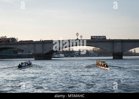 Putney, Londres, Royaume-Uni. 24 février 2018. Boat Race. OUBC contre Oxford Brookes. En tant que préparation à la Cancer Research UK des courses de bateaux, Oxford et Cambridge clubs participent à un certain nombre de matchs contre d'autres clubs, l'aviron même Tideway cours comme utilisé pour la course de bateau. Liste d'équipage :- OUBC (bleu foncé). Vassilis Hotel Katerina - course, Claas Mertens, Bugajski - 7 - 6 - 5, Geffen, Anders Weiss - 4, - 3, Felix Cahill Drinkall - 2, Iain Mandale - 1, Cox : Zachary Thomas Johnson, Crédit : Duncan Grove/Alamy Live News Banque D'Images